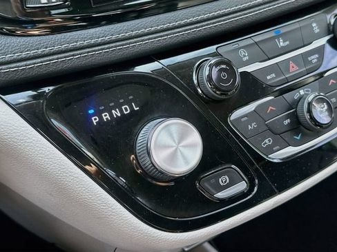 Used 2022 Chrysler Pacifica Touring-L AWD/4WD image 17