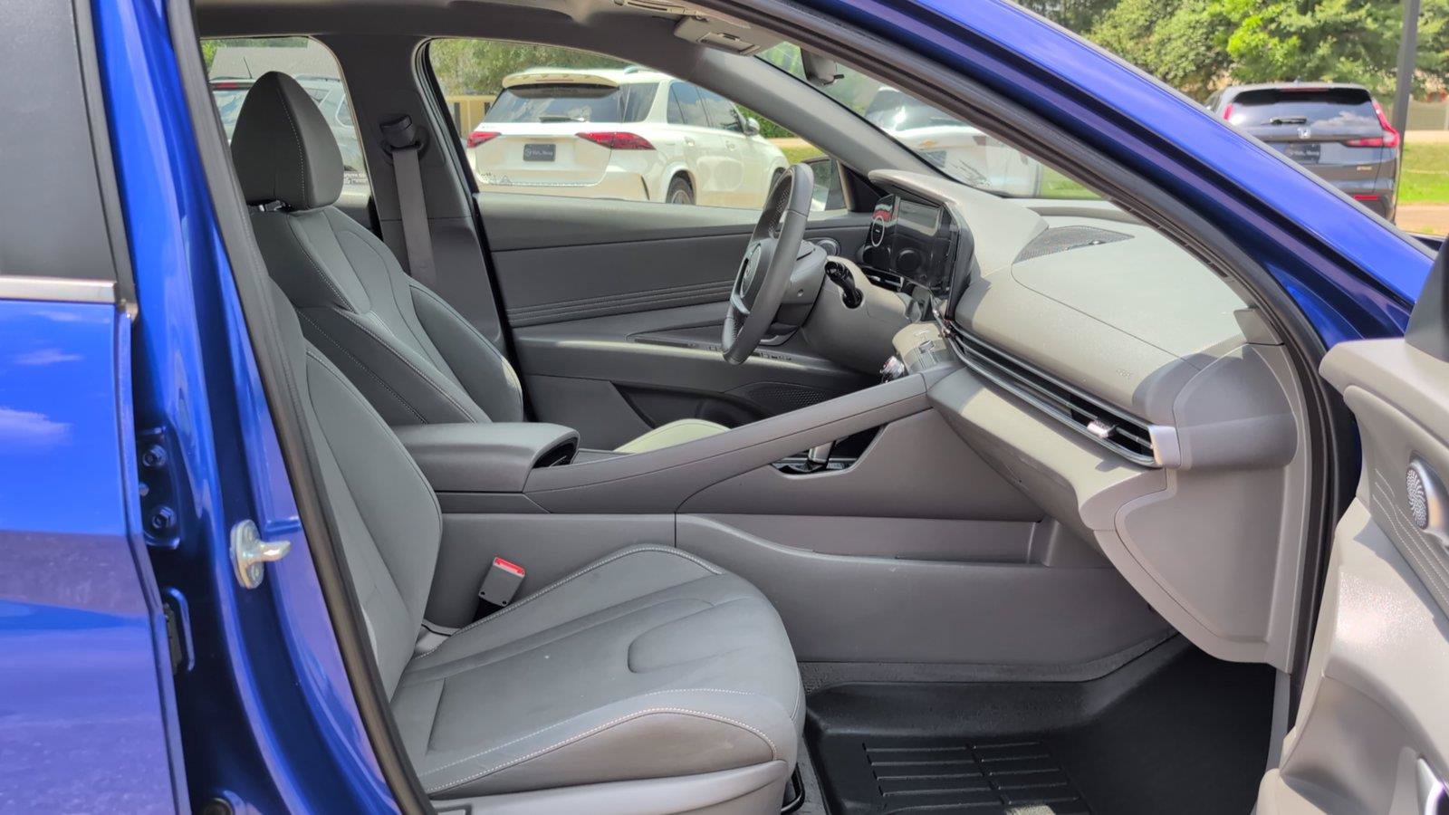 Used 2025 Hyundai Elantra SEL FWD image 17