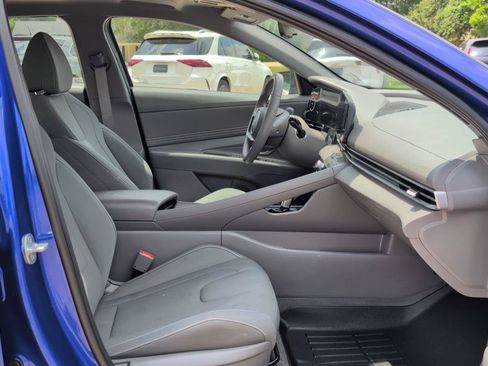 Used 2025 Hyundai Elantra SEL FWD image 17