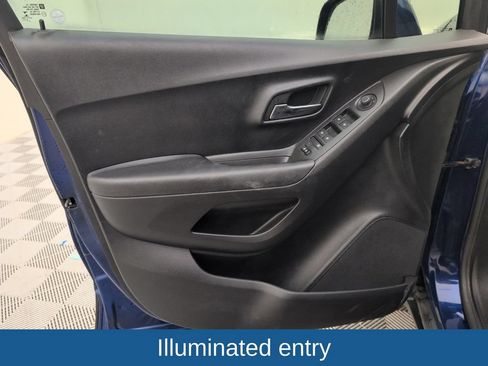 Used 2017 Chevrolet Trax LT w/ LT Convenience Package FWD image 25