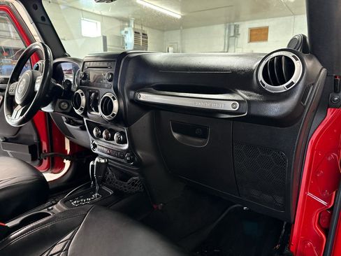 Used 2014 Jeep Wrangler Unlimited Rubicon w/ Connectivity Group AWD/4WD image 48