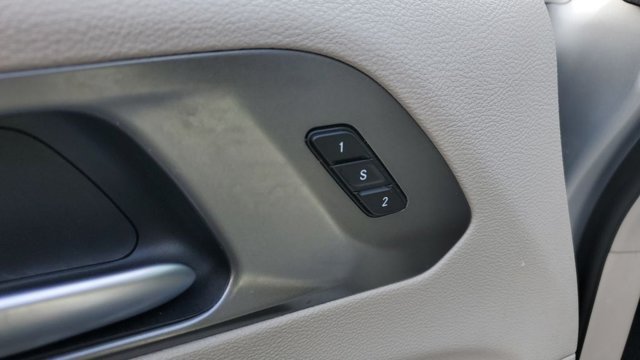 Used 2024 Chrysler Pacifica Touring-L FWD image 6