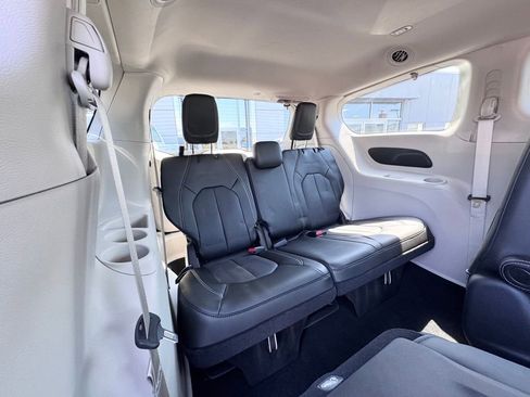 Used 2023 Chrysler Pacifica Touring-L FWD image 23
