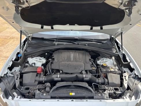 Used 2018 Jaguar F-PACE Premium image 19