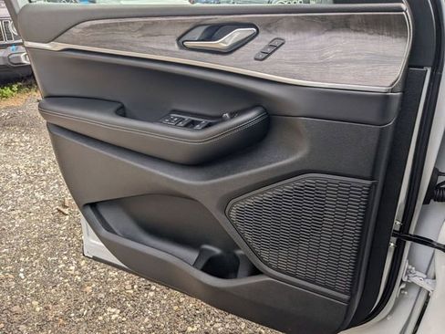 New 2024 Jeep Grand Cherokee L Limited image 20