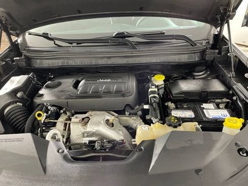 Used 2019 Jeep Cherokee Limited AWD/4WD image 12