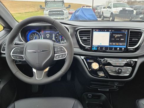 New 2026 Chrysler Pacifica Select AWD/4WD image 15