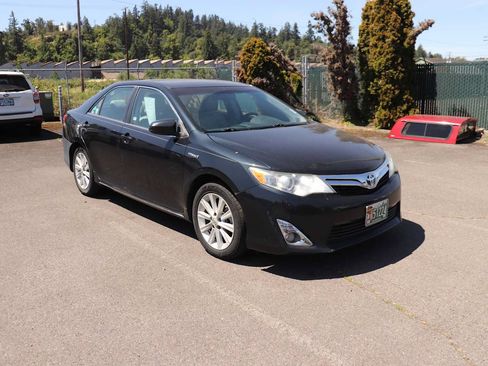 Used 2012 Toyota Camry XLE w/ Leather Pkg FWD image 3