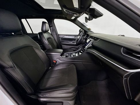 Used 2025 Jeep Grand Cherokee Altitude image 29