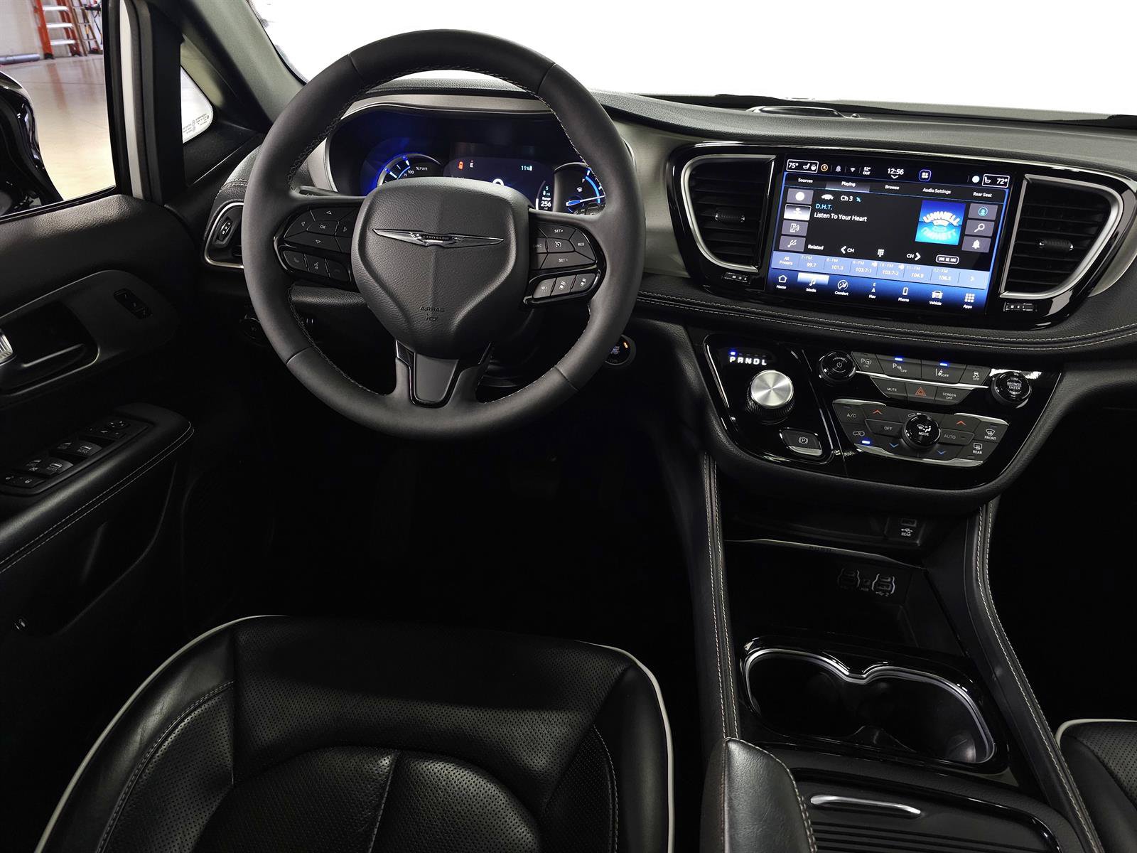 Used 2024 Chrysler Pacifica Premium FWD image 18