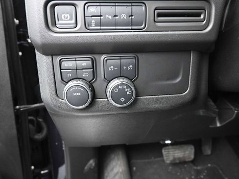 Used 2024 Chevrolet Suburban LT image 11