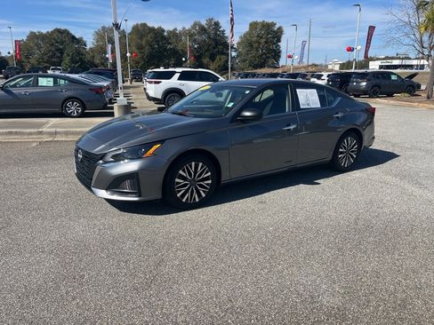 Used 2024 Nissan Altima 2.5 SV image 3