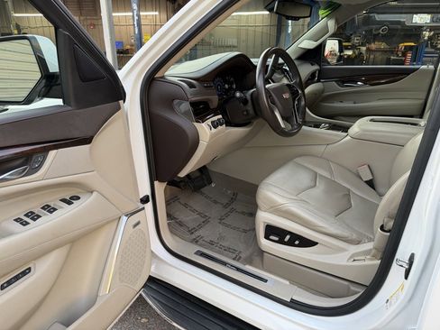 Used 2016 Cadillac Escalade Luxury image 15