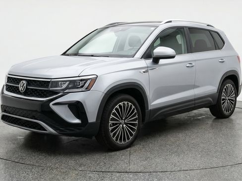 Used 2025 Volkswagen Taos SE image 3