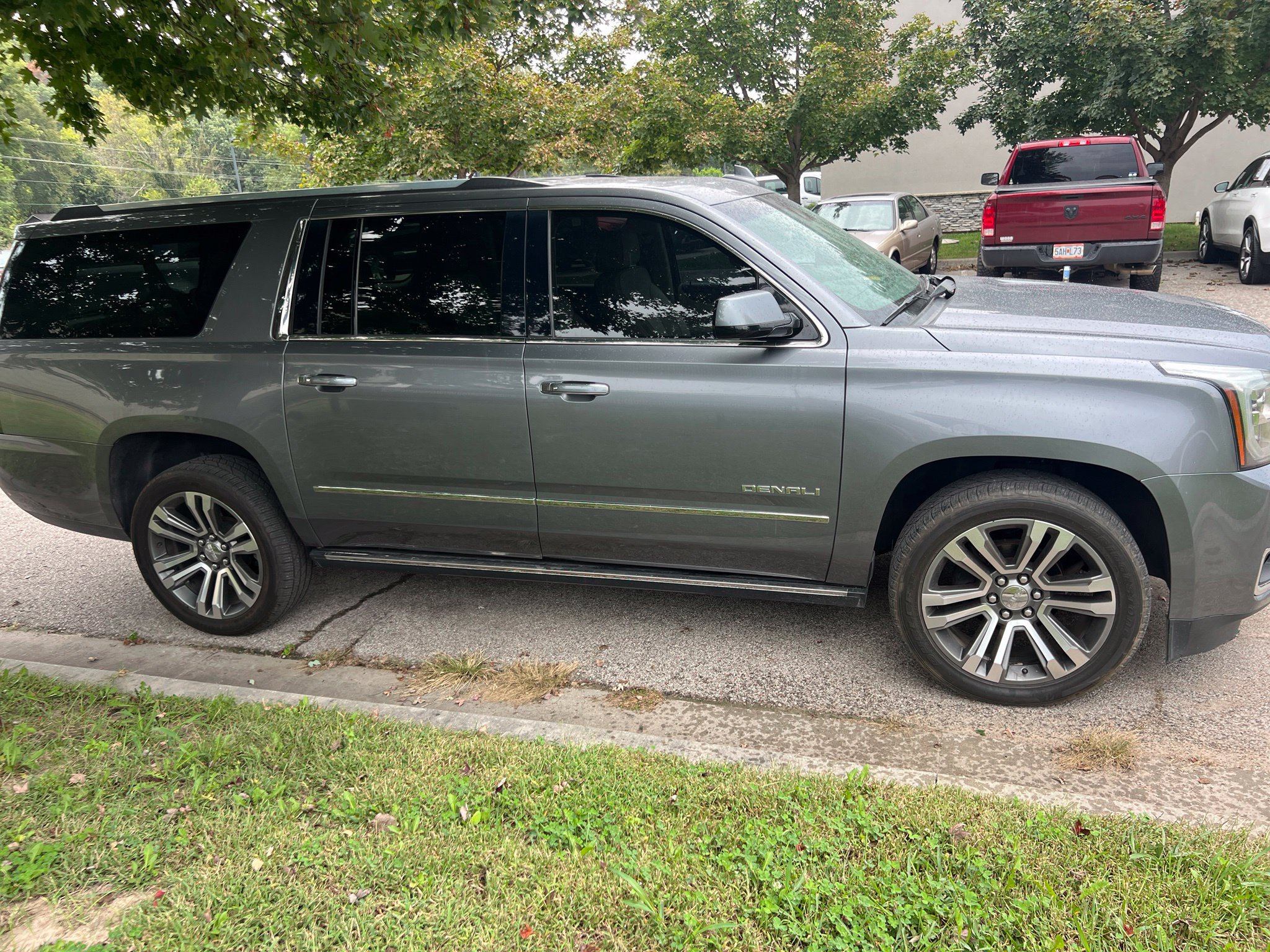 Used 2020 GMC Yukon XL Denali w/ Denali Premium Package AWD/4WD image 4