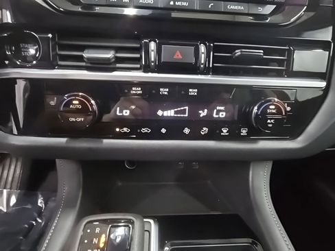 Used 2025 Nissan Pathfinder SV image 27