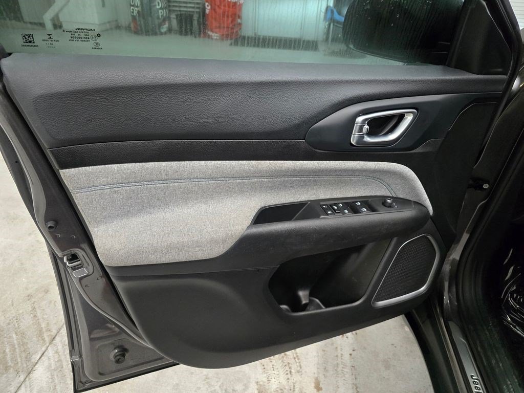 Used 2023 Jeep Compass Latitude AWD/4WD image 12