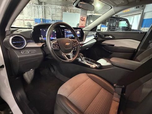 Certified 2025 Chevrolet Trax LT w/ LT Convenience Package FWD image 10