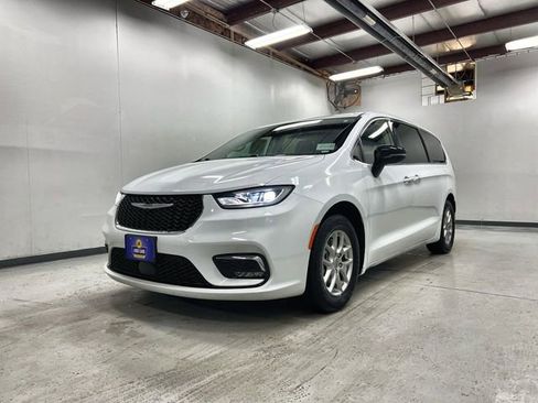 Used 2024 Chrysler Pacifica Touring-L image 1