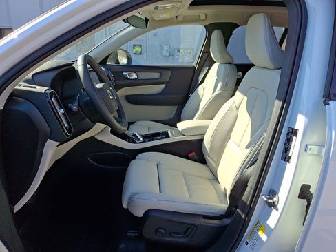 Used 2023 Volvo XC40 B5 Plus image 13