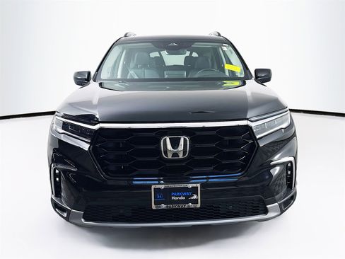 Used 2025 Honda Pilot Touring image 2