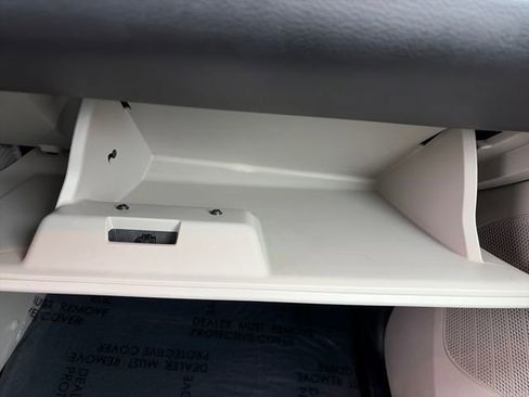 Used 2018 Dodge Grand Caravan SE w/ UConnect Hands-Free Group image 32