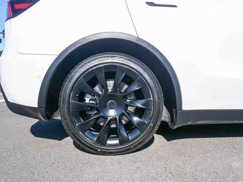 Used 2022 Tesla Model Y Long Range image 9