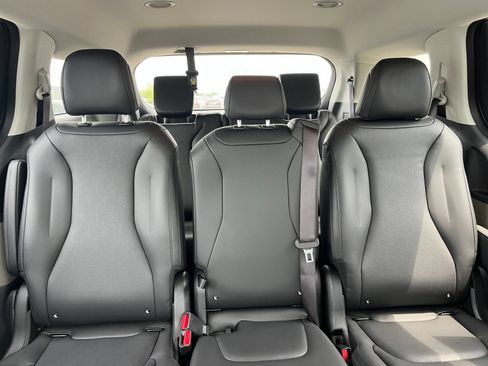 Used 2026 Kia Carnival FWD image 41