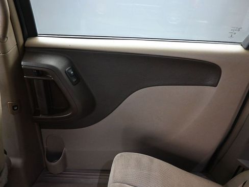 Used 2014 Chrysler Town & Country Touring image 32