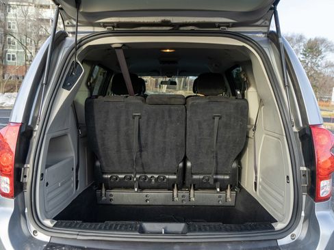 Used 2016 Dodge Grand Caravan SXT image 9