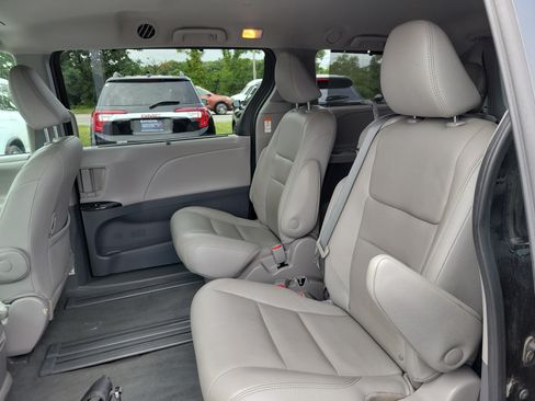 Certified 2020 Toyota Sienna XLE FWD image 12