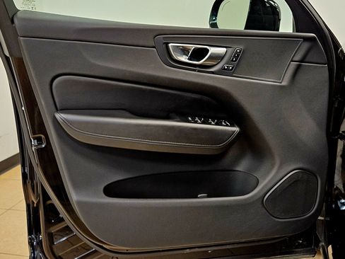 Used 2023 Volvo XC60 B5 Plus image 12