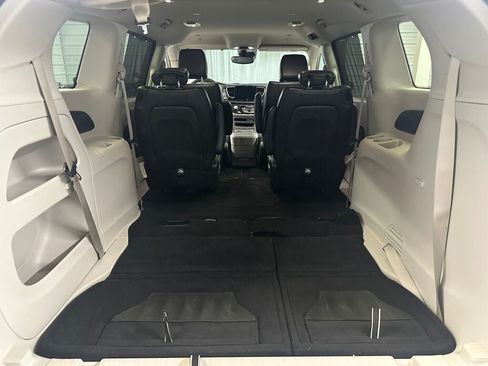 Used 2024 Chrysler Pacifica Touring-L FWD image 22
