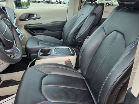 Used 2024 Chrysler Pacifica Touring-L FWD image 11