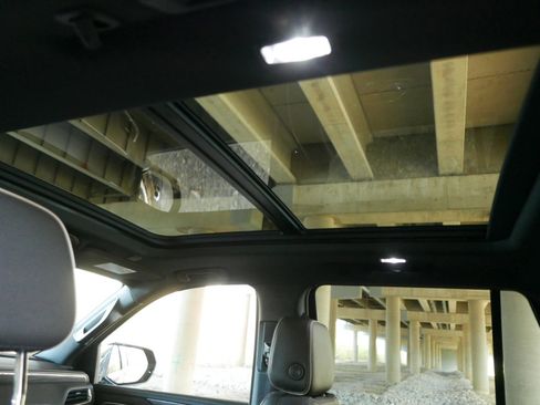 Used 2022 GMC Yukon SLT w/ SLT Premium Package image 29