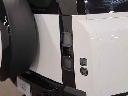 New 2026 Land Rover Defender 130 X-Dynamic SE image 18