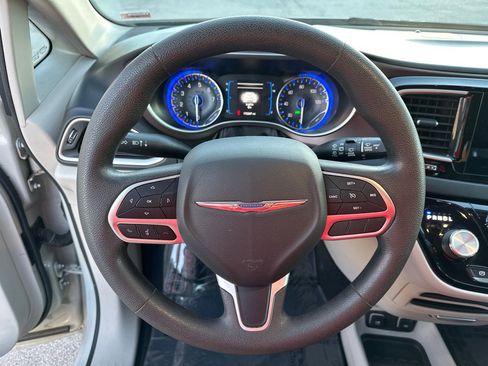 Used 2017 Chrysler Pacifica Touring image 10