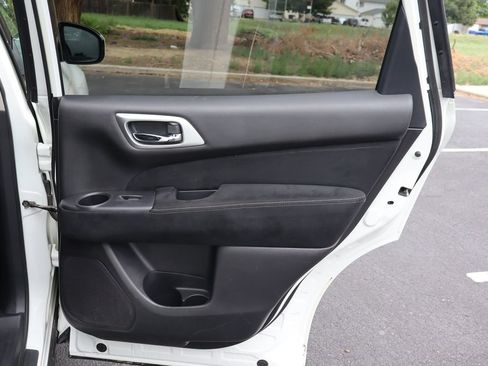 Used 2016 Nissan Pathfinder SV AWD/4WD image 27
