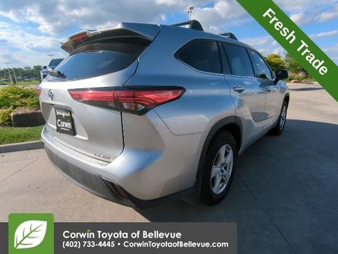 Used 2022 Toyota Highlander LE AWD/4WD image 3