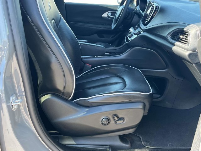 Used 2025 Chrysler Pacifica Limited FWD image 29