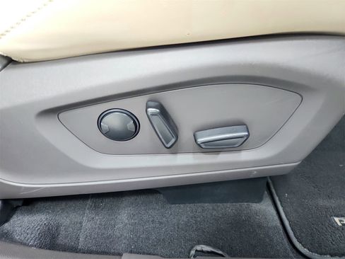 Used 2023 Ford Explorer Platinum w/ Technology Package image 43