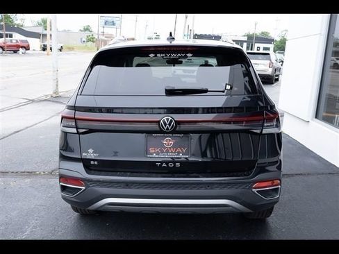 Used 2025 Volkswagen Taos SE FWD image 4