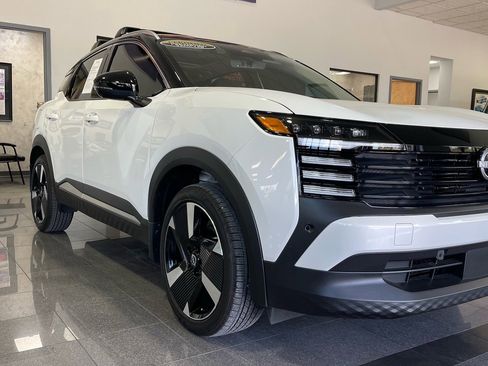 Used 2025 Nissan Kicks SR w/ SR Premium Package image 6