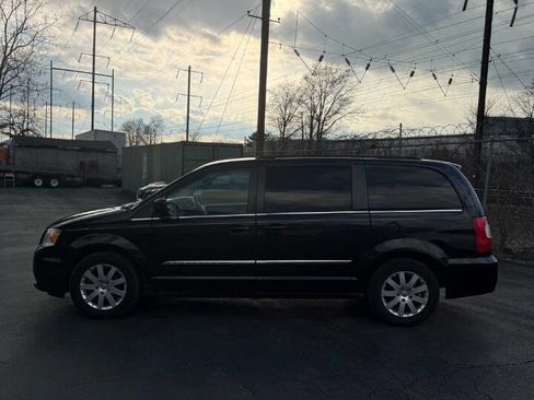 Used 2014 Chrysler Town & Country Touring FWD image 4