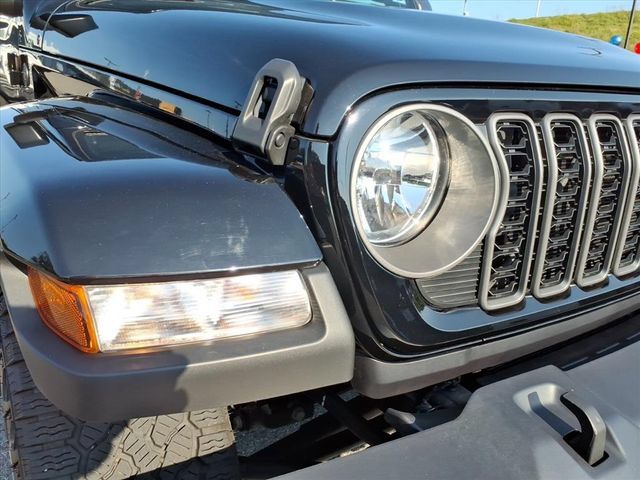 Used 2025 Jeep Gladiator Sport AWD/4WD image 3
