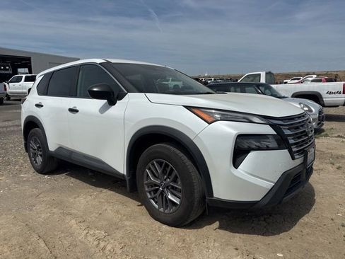 Used 2024 Nissan Rogue S AWD/4WD image 2