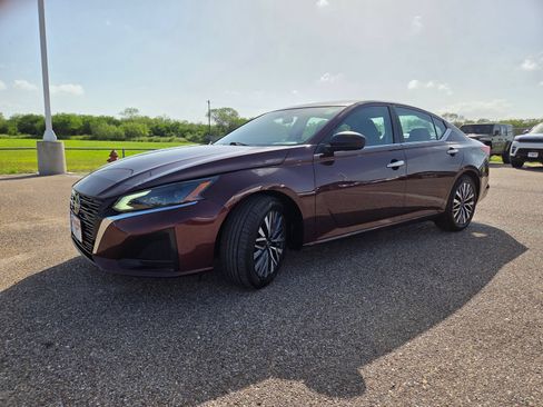 Used 2024 Nissan Altima 2.5 SV FWD image 3