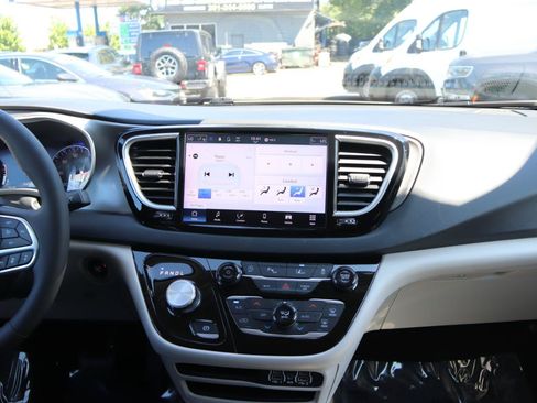 Used 2024 Chrysler Pacifica Touring-L FWD image 21