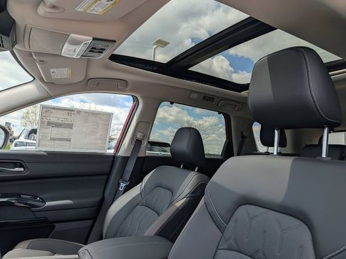 New 2026 Nissan Pathfinder Platinum w/ Cargo Package AWD/4WD image 6