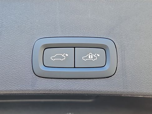 Used 2025 Volvo XC40 B5 Ultra w/ Climate Package image 15